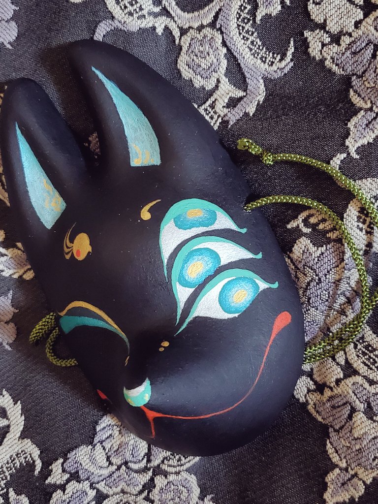 kokatorido's tweet photo. ミニこかとり面「翠」
夏の海やエメラルドを思わせる色を纏った多眼の妖狐面です。可愛くも怪しくも見せられる1枚です。
以上の3枚がGo_enでの新作になります。他にも白詰草などの羊面も持ち込みます🐏
#Go_en https://t.co/yYWcJQD2BW