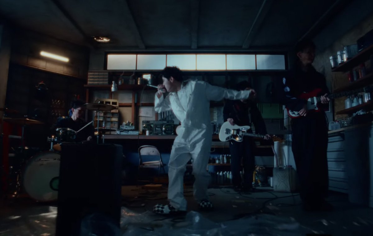 와 방탄소년단 무대로 한 번은 보고 싶던 컨셉인데, 이걸 제이홉이 해내는구나... 진짜 유니크함.. 약간 피땀컨셉 처음 보고 놀랐던 그 기분이랄지(