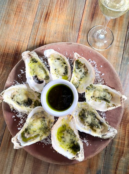 ¿Te gustan los #ostiones? Puedes degustarlos en <a href="/bajamia/">BAJAMIA</a> en Cuernavaca. Un restaurante donde puedes comerlos frescos y preparados de diferentes formas.
Son traídos de Baja California por @LeonPacifico.
Aquí te platicamos:
conapetito.com/disfruta-de-lo…