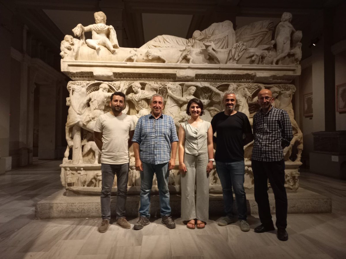 ASIRLIK BULUŞMA 

Benzeri lahitlere isim babası olan dünyanın en ağır lahdi, 140 yıl sonra eksik parçasına kavuştu. 

Asırlık replika kalktı, orijinal Eros başı yerine kondu. 

Osman Hamdi ve Halil Edhem’in büyük emeklerine, küçük bir katkıda bulunmanın heyecanını yaşıyoruz.