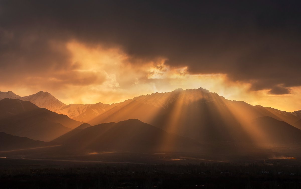 nakul_sharma07's tweet image. Gm 

1 last piece left " RAYS OF HOPE" this beautiful moment  and story of nature and patience from the Himalayas. 

1 left | 0.05 $ETH 

Please RT/QT or can we get the sold out Today 

opensea.io/assets/ethereu…