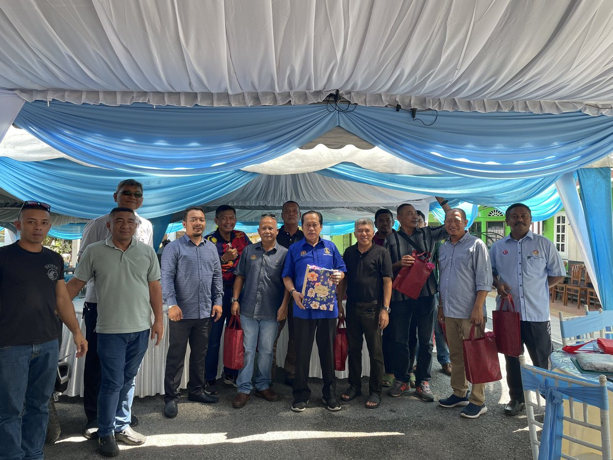 ahmadmaslan's tweet photo. #Rewang kenduri kahwin di Pt Dato Onn #Pontian. Kenduri anak Hj Jamal. Moga pasangan berbahagia.
Beri peruntukan kpd SM Maahad Pontian serta pasukan memanah. Juga bantu PIBG SM Pt Betak & Sukan MSSD yg dipohon oleh PPD. Moga bermanfaat utk semua yg berkaitan.
#BersamaRakyat https://t.co/Hy2j60bh9w