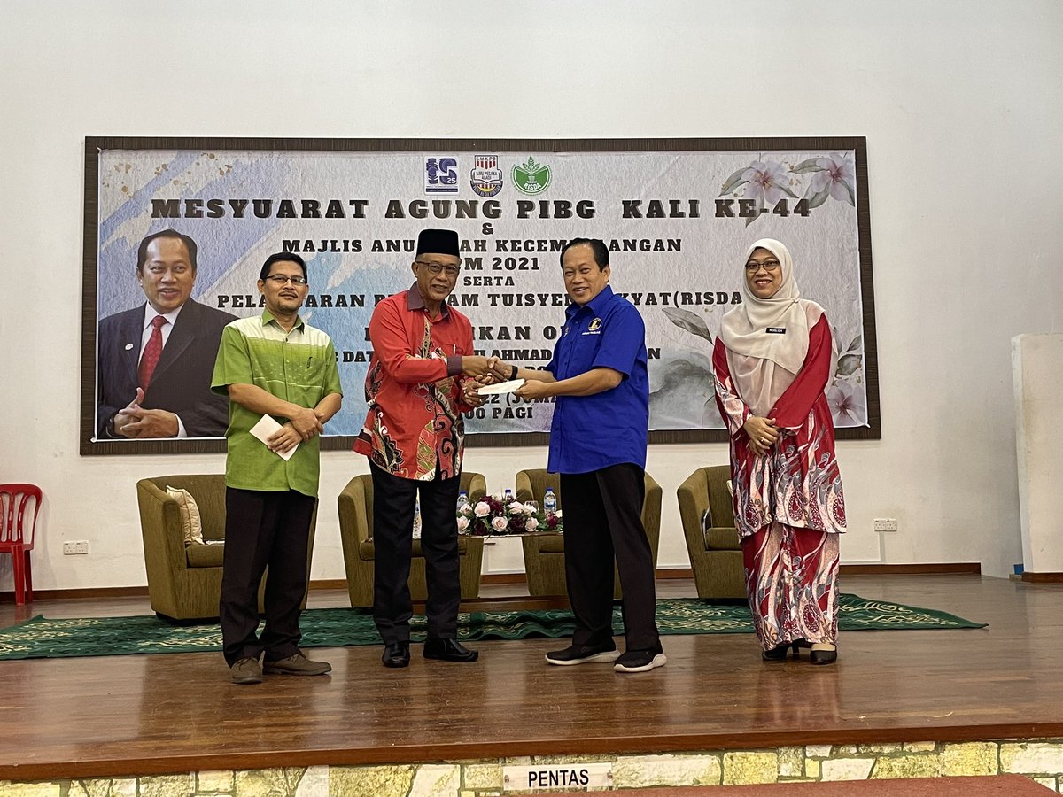 ahmadmaslan's tweet photo. #Rewang kenduri kahwin di Pt Dato Onn #Pontian. Kenduri anak Hj Jamal. Moga pasangan berbahagia.
Beri peruntukan kpd SM Maahad Pontian serta pasukan memanah. Juga bantu PIBG SM Pt Betak & Sukan MSSD yg dipohon oleh PPD. Moga bermanfaat utk semua yg berkaitan.
#BersamaRakyat https://t.co/Hy2j60bh9w