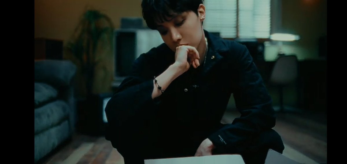 Gila lagunya keren bgt, dengernya bikin merinding! Pas lirik bagian 'Bag all the trophies and grammys too' sontak lngsng teriak WOW saking kerennya tuh lirik. Hobi kl buat lagu emang sll keren 😭🫶

MORE OUT NOW
J-HOPE SOLO DEBUT
#MOREoutNow #MoreIsHere #MoreByjhope 
#jhope_MORE