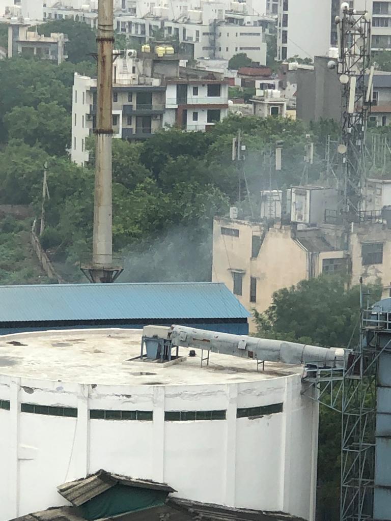 cleanAirBharat's tweet photo. @CAQM_Official
@CPCB_OFFICIAL
@HspcbN 
@HspcbS 
@DC_Gurugram

Please send team to inspect for this unit. It doesn't seem to be  following emission control norms.Its adjacent to a densely populated area in sector 49, infact same boundary wall. Pls take urgent action. https://t.co/VscYC4HUFl