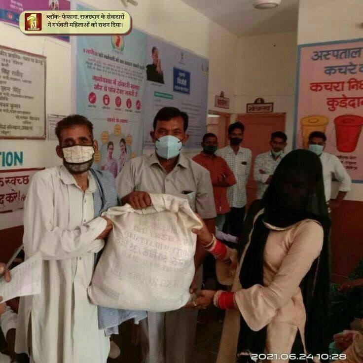sinner_dreamer's tweet photo. When you help someone selflessly, you get true satisfaction and happiness because you made someone smile. With the holy guidance of Saint Gurmeet Ram Rahim Ji more than 65 millions people are serving humanity. 
#ServeHumanity https://t.co/ZP6BpShoK6