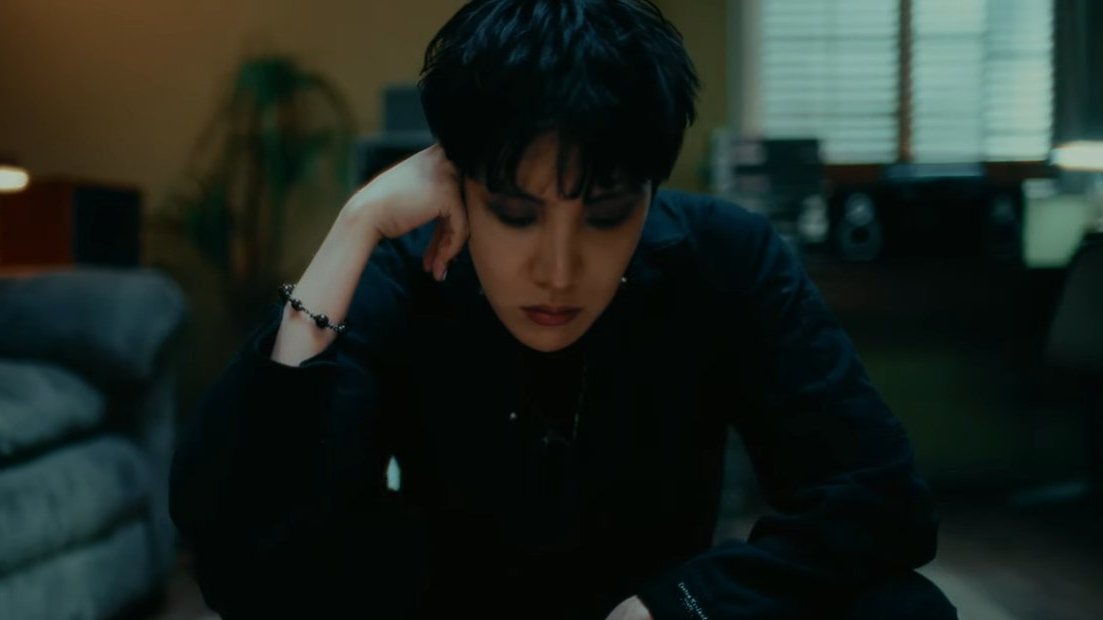 Oficialmente, el ICONICO PRODUCTOR, COMPOSITOR Y ESCRITOR de clase mundial quien es Jung Hoseok (j-hope) de @BTS_twt ha hecho su REGRESO EN LA INDUSTRIA MÚSICAL con LA NUEVA canción y video musical de 'MORE' dónde él está mostrando una FACETA DIFERENTE.