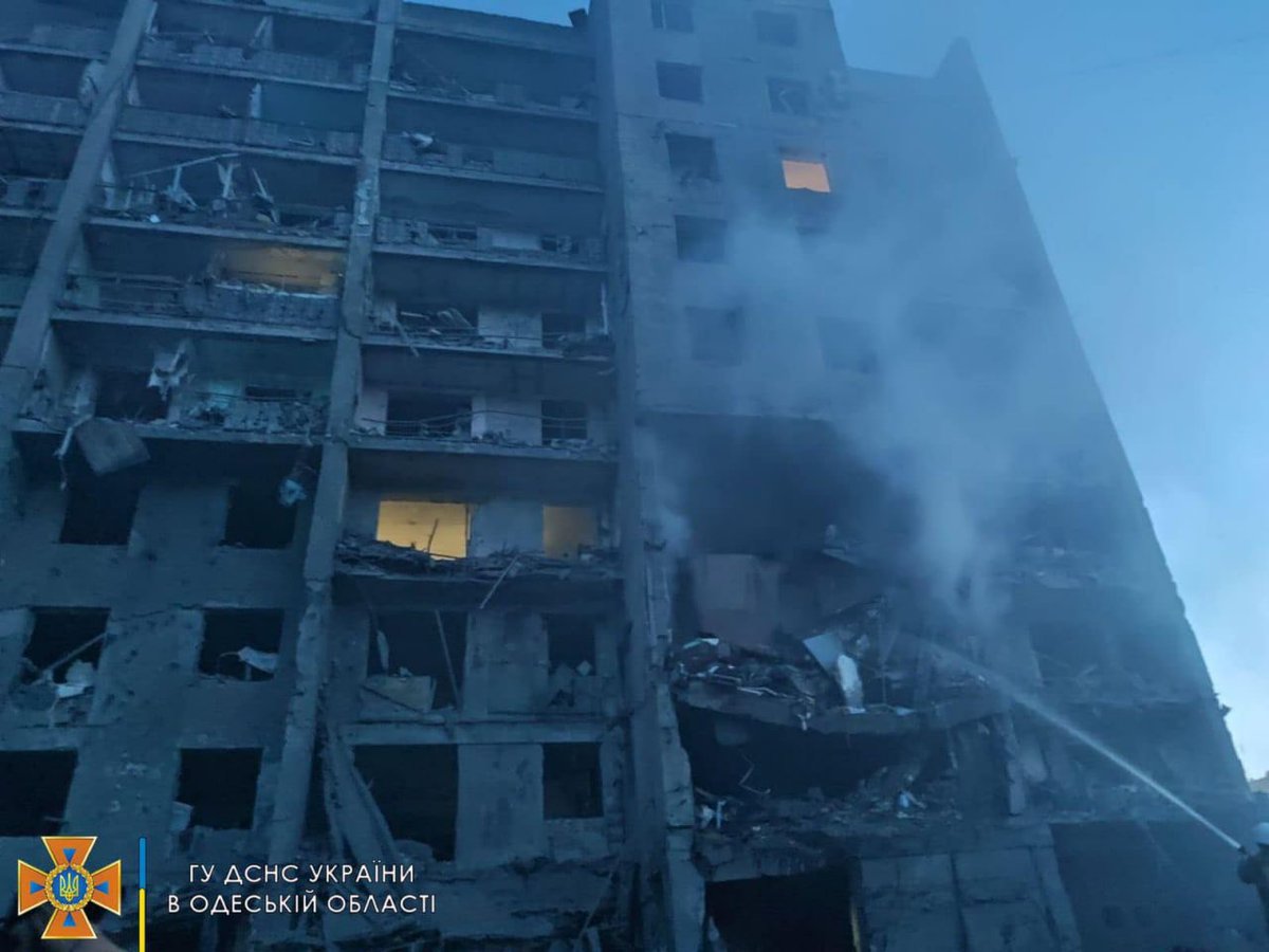 At night, the Russians launched rocket attacks on a residential building and a recreation center in the Odesa region.
Now we know about 17 dead, including 1 child.

#russiaisaterrorisstate #WarCrimes #RussiaUkraineWar