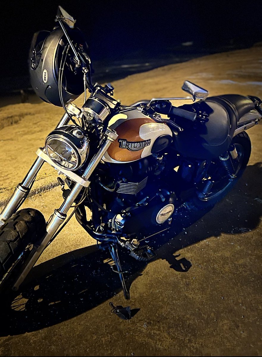 midmerch's tweet photo. Split lanes on the freeway for the first time and felt like a badass. Till a Harley revved at me from behind cuz I was going too fuckin slow. Sorry sir. Still learning. Still upright. #TalesOfAutumn #AutumnLeaves #AutumnReturns #INamedMyBikeAutumn https://t.co/hQCzgg2P0w