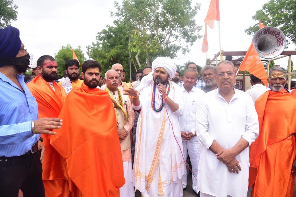 NRS_Rathore's tweet photo. जि��ादियों द्वारा कन्हैयालाल जी की निर्मम हत्या के विरोध में उदयपुर की सड़कों पर उतरा हिन्दू समाज! 

भाइयों यह वक्त है एकजुट होने का, संगठित होने का क्योंकि अब नहीं जागे तो देर हो जायेगी.... 

जय श्री राम ���🙏🏻

#Udaipur 
#Kanhaiyalal
#Rajasthan 
#NikhilrajSingh https://t.co/DAO0ttEzW8