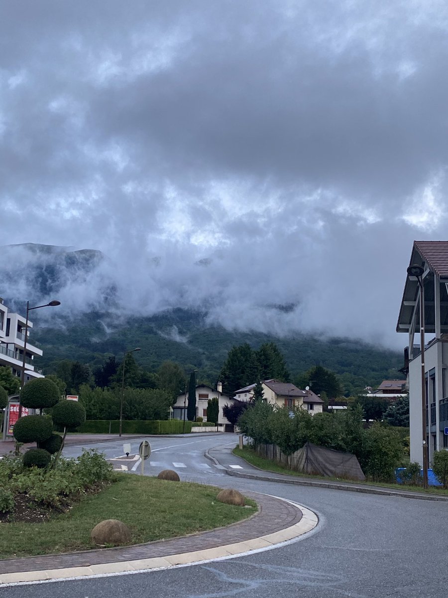 🌙 Coming back from another night shift at @ISOLDEatCERN. Radioactive Ion Beams of 80-83Zn at TAS and the Isolde Decay Station (IDS) ☢️ Surreal light and clouds @CERN and @PaysdeGexagglo. Il est temps de dormir 😴 @CineGlobe @CERN_FR