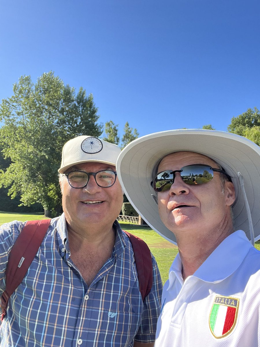 MassimoScarpa's tweet photo. #Fabrizio da #Fuorigrotta non gioca a golf ma è innamorato di questo sport da 50 anni e tifoso di @ManasseroMatteo 
Un onore averti qui ❤️ #Napoli 🇮🇹 #ItalianChallenge @FederGolf @Challenge_Tour #skygolf #golf https://t.co/SkxdAt0gV2