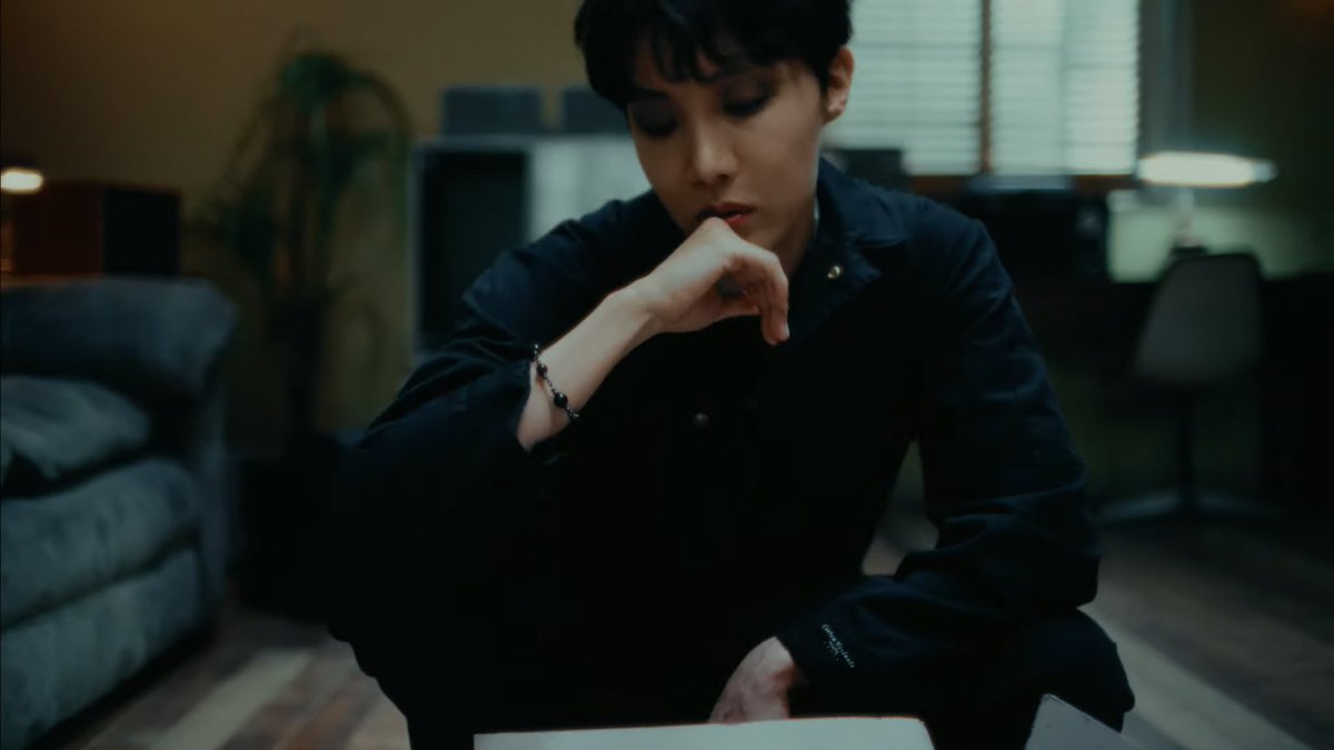 Helenitzkie's tweet photo. I DROOLED WHILE WATCHING HOSEOK IN THAT VIDEO!!! 🤤🤤🤤 Hot damn, Hoseok!! 🔥🔥🔥 Tie me up, take me away, whatever you please. IM.DEAD. IM.YOURS. @bts_twt #junghoseok #jackinthebox #jhope_MORE #JHOPEJackInTheBox #jhope #MorebyJhope #JhopeMORE  #JHOPEISCOMING #jhope1stsingle https://t.co/51RwvKlxll