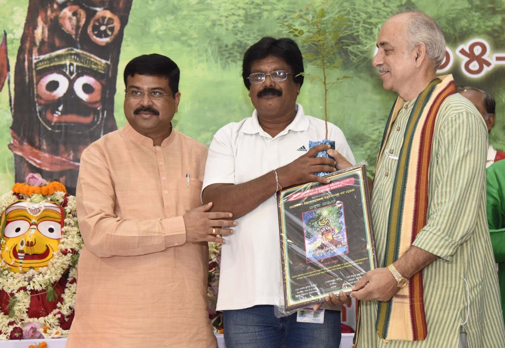 dpradhanbjp's tweet photo. ଅଶୋକ ପଣ୍ଡାଙ୍କ ଅକାଳ ବିୟୋଗ ଖବର ଶୁଣି ମୁଁ ଦୁଃଖିତ ଓ ମର୍ମାହତ । ବରିଷ୍ଠ ଫଟୋ ସାମ୍ବାଦିକ ଅଶୋକ ଭାଇଙ୍କ ସହ ମୋର ଦୀର୍ଘ ଦିନର ସମ୍ପର୍କ ଥିଲା । ଜଣେ ବନ୍ଧୁ ଭାବରେ ତାଙ୍କ ପ୍ରତି ମୋର ଯଥେଷ୍ଟ ସମ୍ମାନ ଥିଲା । ରଥଯାତ୍ରା ଭଳି ଏକ ପବିତ୍ର ଦିନରେ ତାଙ୍କର ମୃତ୍ୟୁ ଖବରକୁ ମୁଁ ସହଜରେ ଗ୍ରହଣ କରିପାରୁନାହିଁ । https://t.co/THyZ76G4Ps