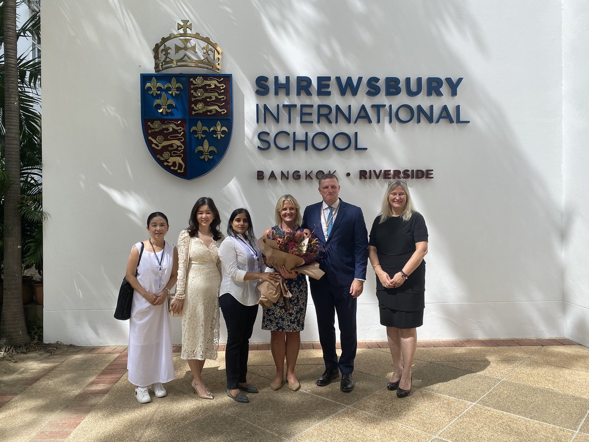 classflipper's tweet image. A lovely farewell whole school assembly and some beautiful gifts from @SHBPARENTS @SHBriverside children and staff. 💕