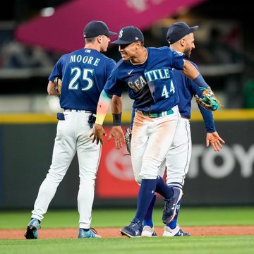 Julio Rodríguez, Dylan Moore and Abraham celebrate tonight's win.