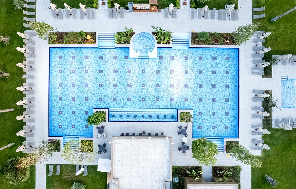 Elegance and luxury meet at Olivium Pool Bar. Take your refreshing drink and lose yourself to the blue of the pool. 🍸 #GloriaHotels #BecauseHereisGloria #GloriaSerenity #Belek #Antalya #Luxury #Holiday #Olivium #Pool #Bar