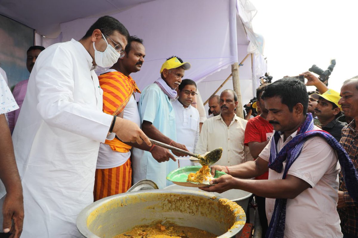 dpradhanbjp's tweet photo. ବଡ଼ଶଙ୍ଖ ଶରଧା ମଣ୍ଡପ ଠାରେ ‘ବିଶ୍ୱ କଲ୍ୟାଣ ଆଧ୍ୟାତ୍ମିକ ଚେତନା ସଂଘ’ର ପ୍ରସାଦ ବିତରଣ କାର୍ଯ୍ୟକ୍ରମରେ ସାମିଲ ହେଲି । ବିଶ୍ୱପ୍ରସିଦ୍ଧ ଘୋଷଯାତ୍ରାର ଶୁଭ ଅବସରରେ ଭକ୍ତମାନଙ୍କୁ ପ୍ରସାଦ ବିତରଣ କରି ନିଜକୁ ସୌଭାଗ୍ୟଶାଳୀ ମନେ କରୁଛି । https://t.co/2qfVZzIvUB