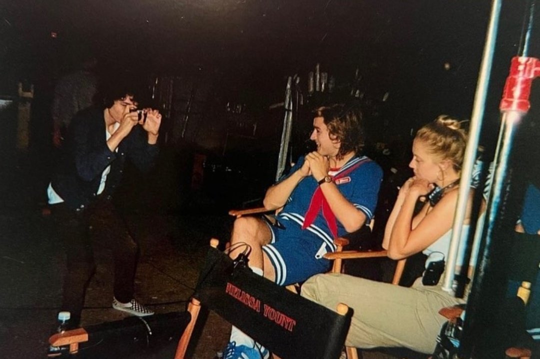 thinkerkeery's tweet photo. STRANGER THINGS 3 BEHIND THE SCENES PHOTOS HELLO ??? https://t.co/RaaHybUzOw