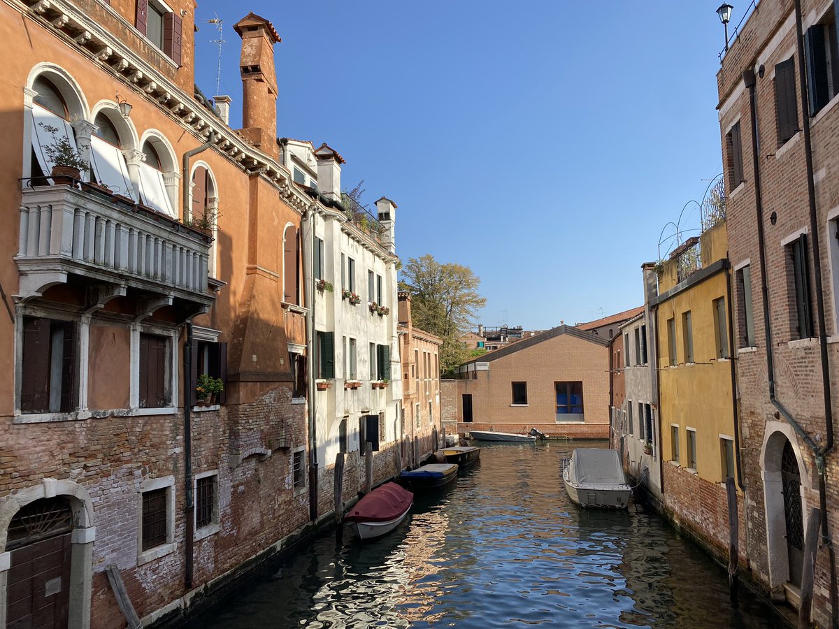 teatrolafenice's tweet photo. ☀ «L’entusiasmo sgretola muri, scavalca orizzonti, si aggrappa alle nuvole e, soprattutto, indossa il colore del cielo» (Ralph Waldo Emerson). Buongiorno, amici!

#1luglio https://t.co/wqplQGH5ej