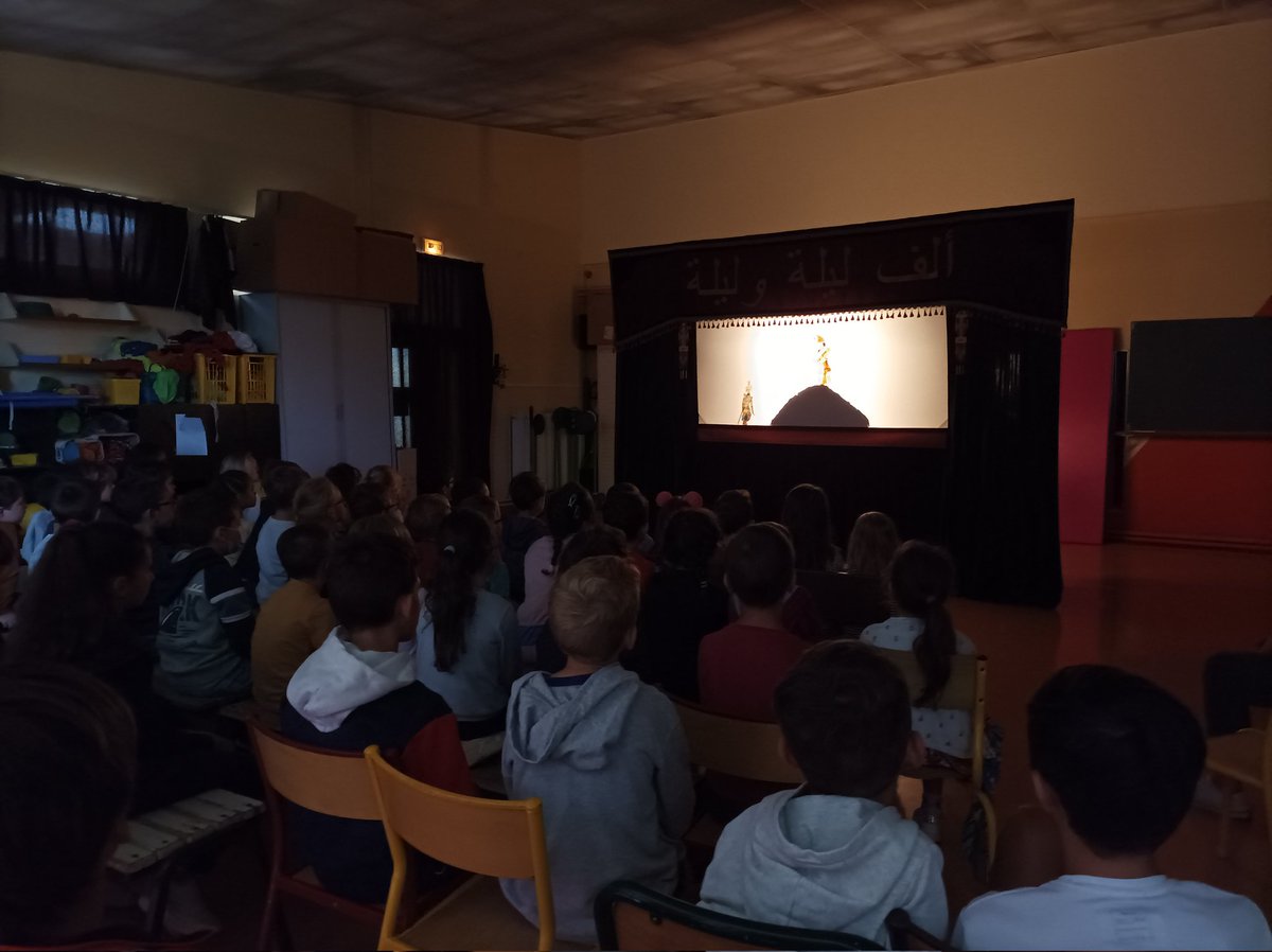 GS_Beruges's tweet photo. Hier, toute l'école a eu la chance d'assister à un théâtre d'ombres chinoises colorées ! C'était MAGNIFIQUE ! 😍😍😍 https://t.co/Ttn8CbmGR9