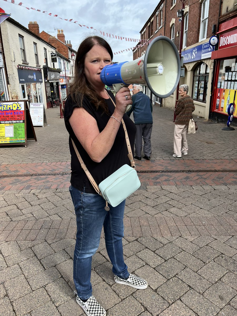 joandsparky's tweet photo. Hi @ErewashBC if you’ve had any complaints about a deranged woman shouting “ANSWER YOUR PHONE” at people in #ilkeston we’ve found her.
#CashRegister
#NoMoreRollovers https://t.co/vbQPLXWzbl