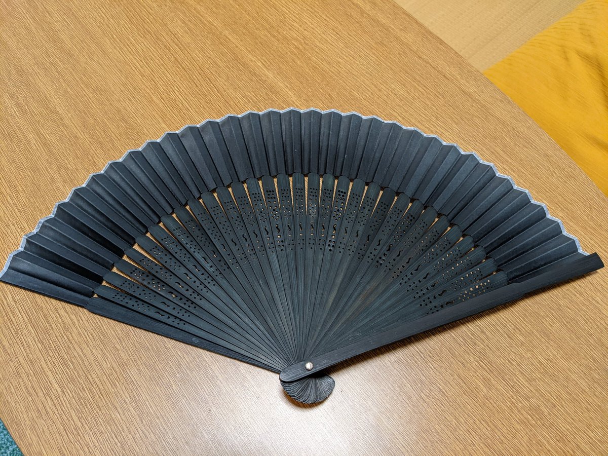 ダイソーの300円扇子のクオリティーが高すぎる。 100円のも買ったけど