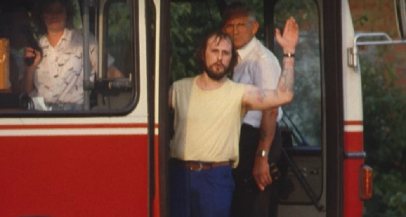 lecaptainnemo's tweet image. J'ai pris une énorme claque en regardant le docu sur la prise d'otages de Gladbeck uniquement composé d'archives. 

Tout est ubuesque, comme un arrêt dans le temps, aucune réaction n'a l'air normale, tout le monde amorphe : les braqueurs, la police, les médias, rien n'a de sens.