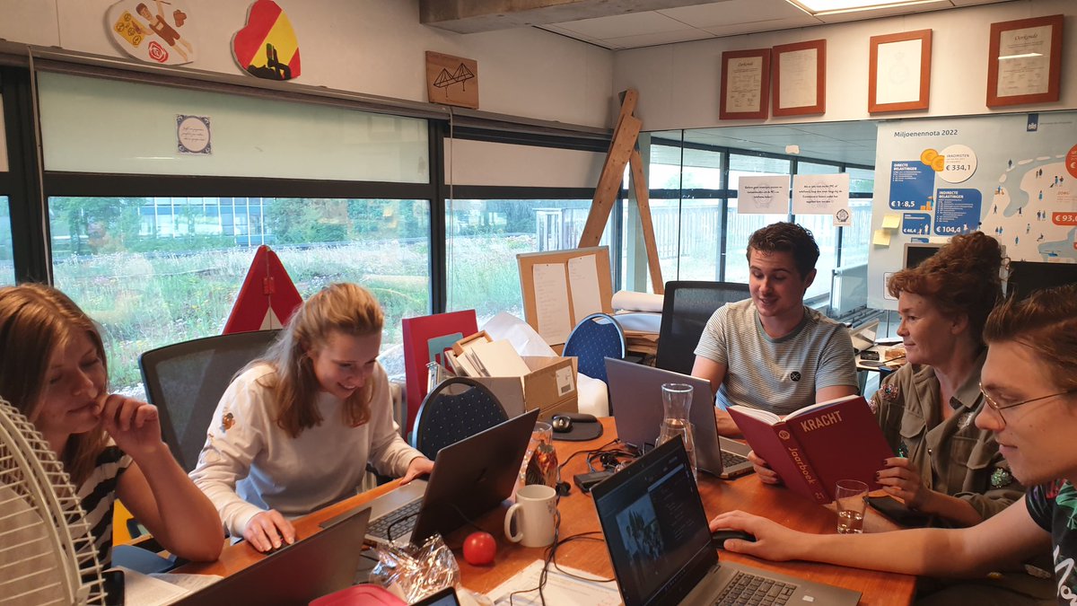 Namens <a href="/Opmeerbv/">Opmeer papier pixels projecten</a> bij Het Gezelschap Practische Studie voor de laatste adviezen aan de Jaarboekcommissie. Binnenkort gaan we het #jaarboek drukken. <a href="/tudelft/">TU Delft</a> #studievereniging #duurzaam #drukwerk