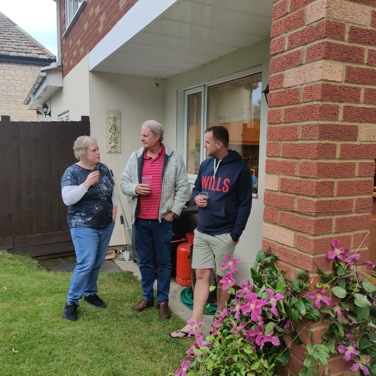 ClubSwindon's tweet photo. Wonderful end to another season. We enjoyed a social evening and bbq courtesy of our new Mr President 😊

#metime😊 #relax #summertime #endofseason #publickspeaking https://t.co/vAfqztheeh