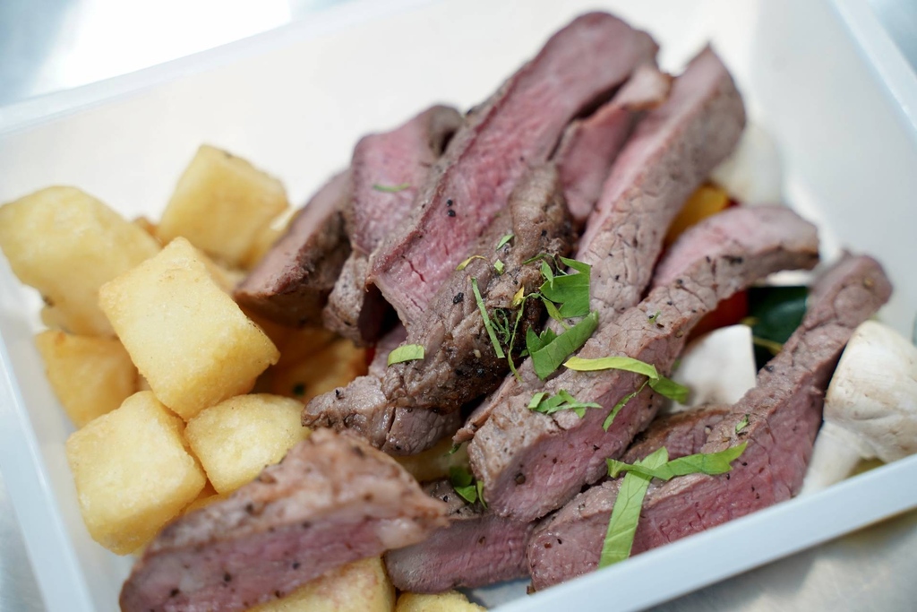 FreshPrepare's tweet image. ❗ New Dish❗

💫Steak Strips with Diced Potato💫

Slices of steak medallions served over seasoned diced potato with veg medley... A classic combo perfect for dinner!

#mealprep #healthyeating #healthyfood  #nutrition #mealprepcompany #mealplans #mealplan #steakstrips #veg