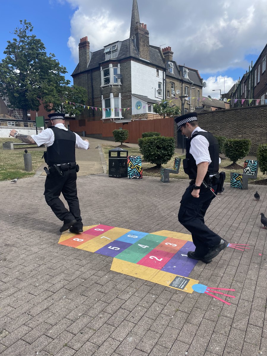 Officers out on the green today patrolling with our new PC on <a href="/MPSStreathamSth/">Streatham Sth Police</a>. Loving the new hopscotch on Streatham Green! 👮😎