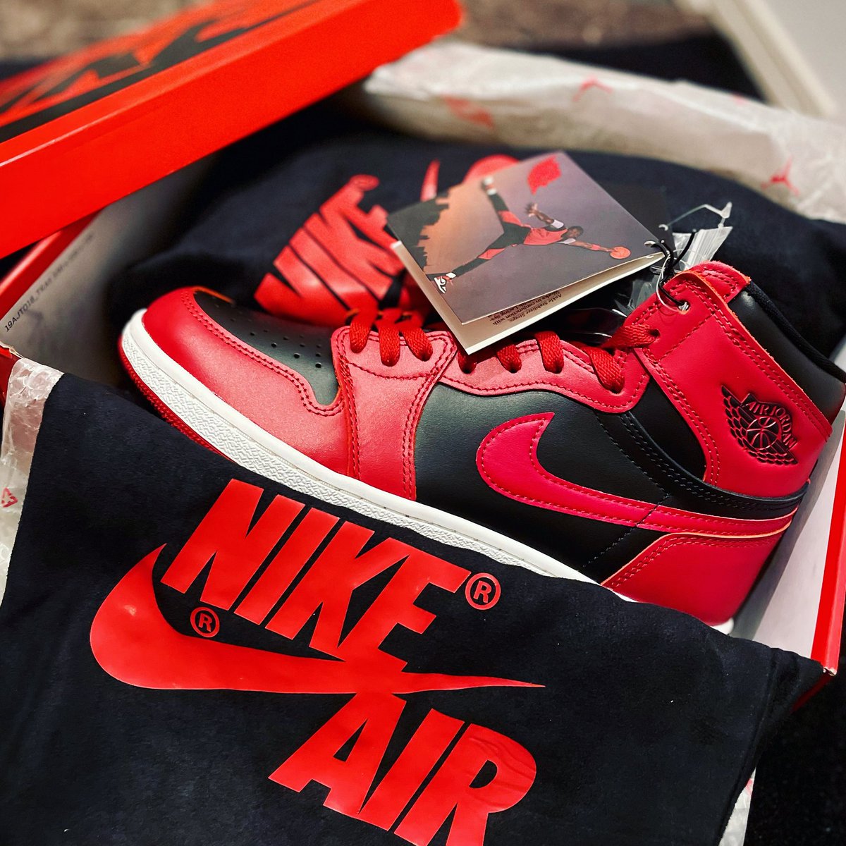 t_tonari's tweet photo. #nikeairjordan1high '85.
#versityred 🔥🔥🔥.
.
先日の友達夜市で行われていた抽選くじにて、一発でGOT'EMさせて頂いた代物はこちらでした🍞.
.
大事にさせて頂きます🙏✨.
.
#nike #nikeairjordan1 #jordan1 #bred #atmos #thenetworkbusiness #sneakerdunk https://t.co/KpFn64Q3tU