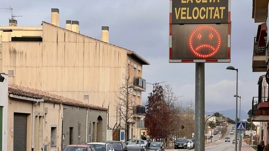 👮‍La <a href="/PLllagostera/">Policia Llagostera</a> engega una campanya de control de velocitat dins del nucli urbà.

‼S'han detectat conductors que superen amb escreix la velocitat màxima de 30 km/h en alguns carrers.

🚗Per la seguretat de tots, conduïm a la velocitat adequada.

👀👉llagostera.cat/noticies/1866/…