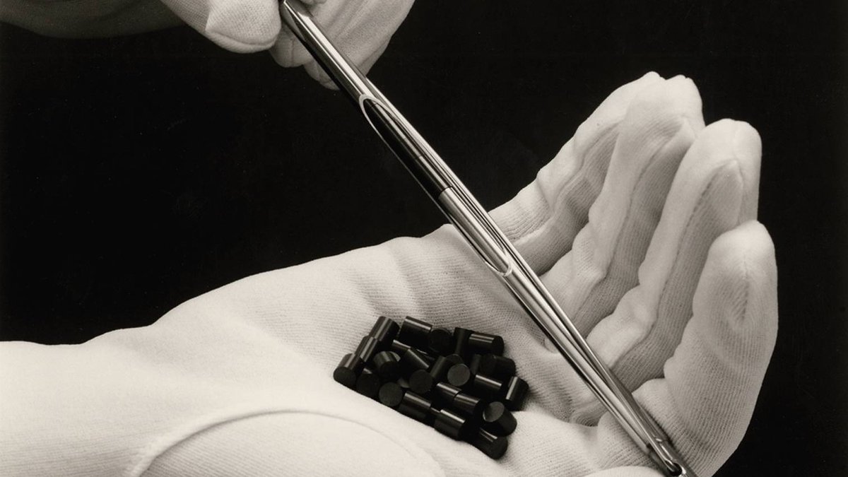 Atomicrod's tweet photo. While searching for a representative image of nuclear energy that was NOT a massive cooling tower, I found this NEA image. I count 30 fuel pellets in that white-gloved hand.
Energy value is ~4,400 gallons of petroleum
https://t.co/JShJAsrXkb
@TiemannAmelia https://t.co/ME6ipUFP48