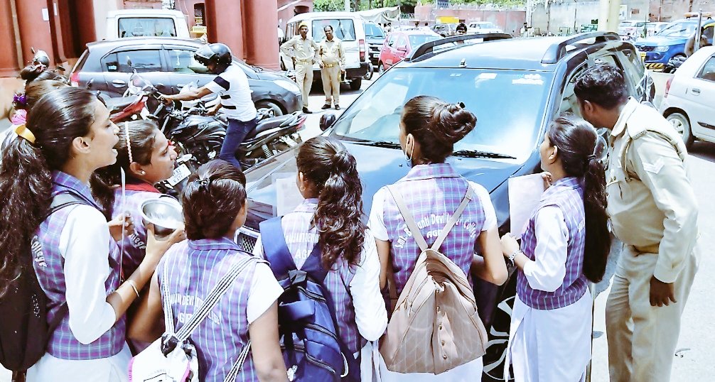 paras_naresh's tweet photo. हाईस्कूल की मार्कशीट में अंक हेतु सत्याग्रह की अनुमति न मिलने पर छात्राओं ने जिला मुख्यालय आगरा पर मांगी अंको की भीख। अंको के लिए विद्यार्थी लगातार आंदोलन कर रहे हैं।@MinistryWCD @CMOfficeUP @myogiadityanath @myogioffice @aradhanashukla @gulabdeviup @UPMSP1 @Upmsp1921 @PMOIndia https://t.co/7ztkshMRx3