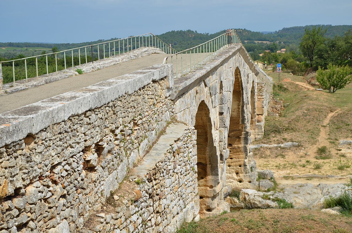 Desde el año 3 de nuestra era y hasta 2005 que se hizo peatonal, el Puente julián ha permitido el paso a viajeros por la Vía Domitia a su paso por el río Cavalón, en Apt #Francia 

Sus formas serenas pueden hacer olvidar su longidos de 80 m, y la luz del arco prrincipal, 46 m.