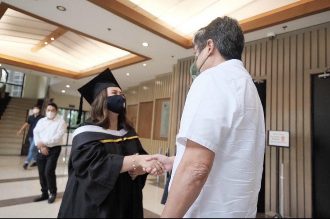 kikopangilinan's tweet photo. Congratulations on your graduation,Angel! Salamat sa invitation to stand in as ‘Parent’ kasama si Mommy Perlita. Congratulations too to the Assumption College Batch 2022 Graduates! Your generation is the hope of our nation and our people. Proud of what you all accomplished today! https://t.co/QkSGSegOmz