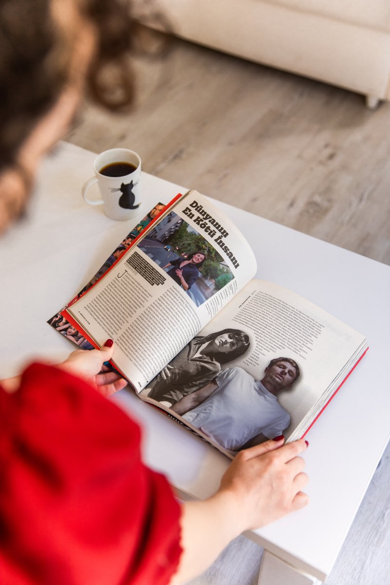 altyazidergisi's tweet photo. Size bir çekiliş sürpriziyle geldik. 🎁

10 kişiye Altyazı'nın 2021 Yıllığı'yla birlikte Ozu Rüzgârı çantası ve Lynch Rüyası defteri hediye ediyoruz. Yapmanız gereken sadece bu gönderiyi retweet'lemek. 💖 

Ürünleri Altyazı Dükkân'da inceleyebilirsiniz: https://t.co/EuGg7RcxUR https://t.co/BdvkyoURkS
