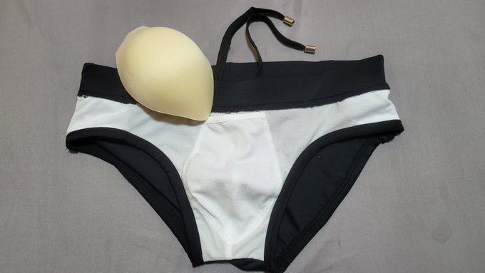女性の水着でブラにパッドが入ってるのは何度も見て来たけどメンズでパッド入りは初めて見る!! サーフパンツやボクサーパンツの水着はいくつか持ってて新たにビキニを買ったら取り外せるパッド入りだった&hellip; 女性と同じで少しでも大きく見せたい男性の為なのか？てこちらはそんな必要はないのかな
