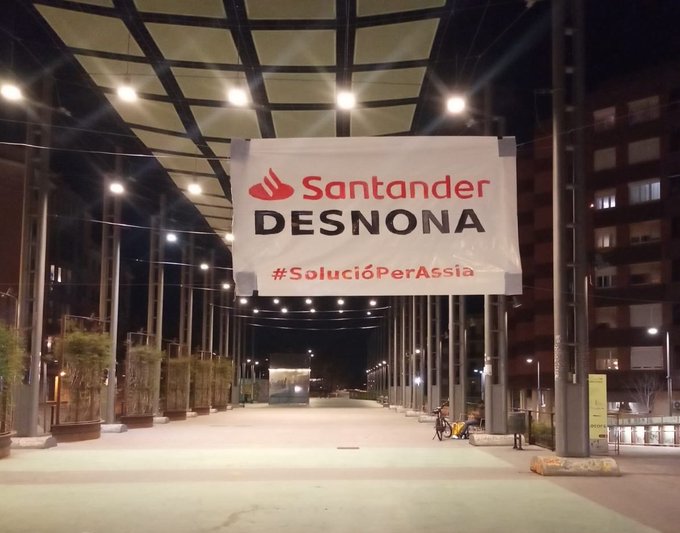 Estem en compte enrere: queden 1⃣7️⃣ dies i encara no tenim cap resposta per part de <a href="/bancosantander/">Santander</a> i <a href="/CerberusCapital/">Cerberus Capital Management</a>‼️
Atureu el desnonament i feu lloguer social!

Qui sembra vents💨, recull tempesta!⛈️

#bancSantanderDESNONA #CerberusDESNONA #PROUdesnonaments #GuerraACerberus