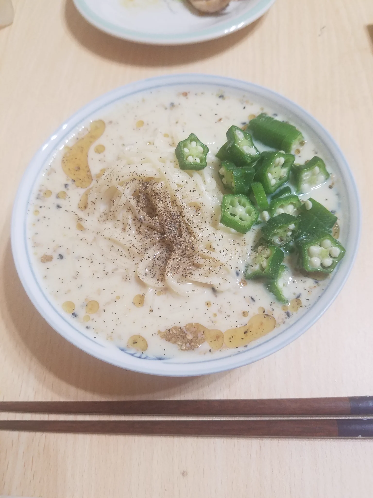 とんこつ醤油風(豆乳ver)を作りました！
市販のごまだれを買うよりお買い得でまったりで美味しかったです！
とろみを増したい為、すりゴマをいっぱい入れました！  