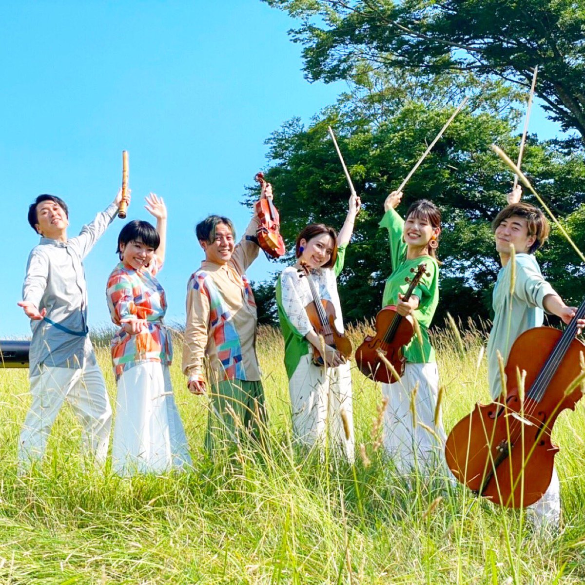 rela2022's tweet photo. New MV 撮影終了！！！
超晴天&amp;超高音wの中、メンバー一丸となって渾身の作品撮れました！お楽しみに！
ちなみに撮影場所は今日から10日間ずっと雨だそうです😂運も味方して最高の1日ー！
#畑野圭慧 #小湊昭尚 #吉田篤貴 #地行美穂 #���川すみれ #飯島奏人 https://t.co/6x3JQqn0OF