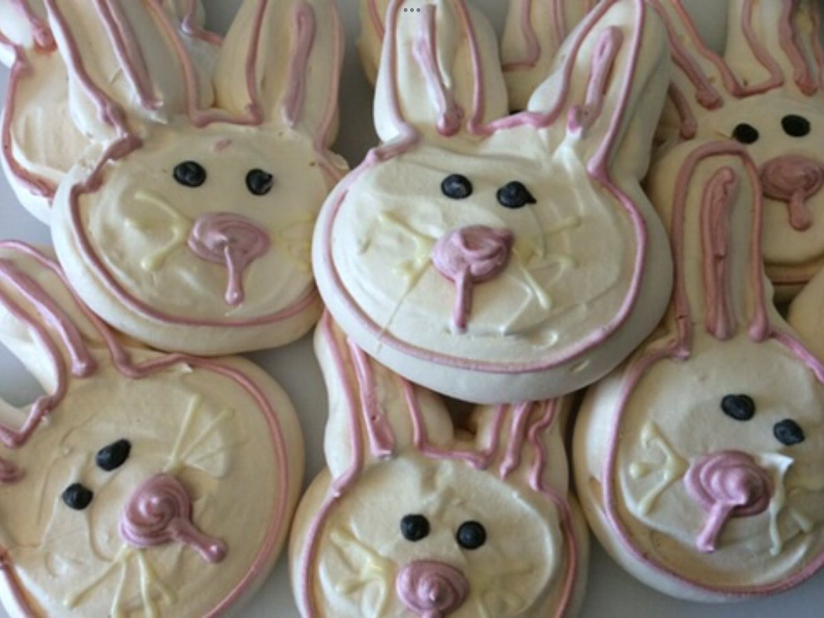 MuneroyFrannsam's tweet photo. @ClareNews2 @BBCRadio2 @vernonkay ‘White rabbits’ was another for the first of the month @EamonnHolmes told me that on tv years ago ! 🐇☺️🍰 https://t.co/tHGu3KcVaf
