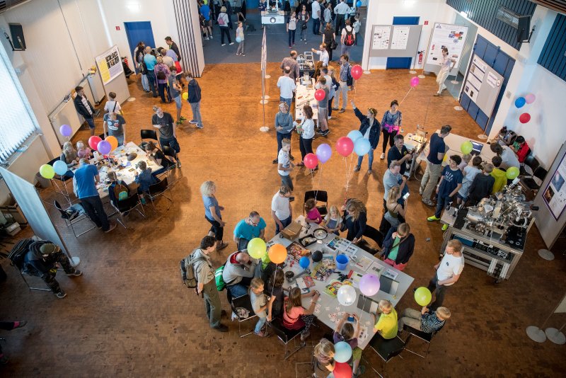 FVB_adlershof's tweet photo. Welcome back @LNDWBerlin 👏! Wir sind morgen wieder mit dabei 🤩 - Infos zu unserem Programm unter https://t.co/g5MgEXQkyl @LeibnizFMP
@LeibnizIGB #LeibnizIKZ @IZWberlin #MaxBornInstitute @PaulDrude @WeierstrassInst https://t.co/2Gggwm4f62