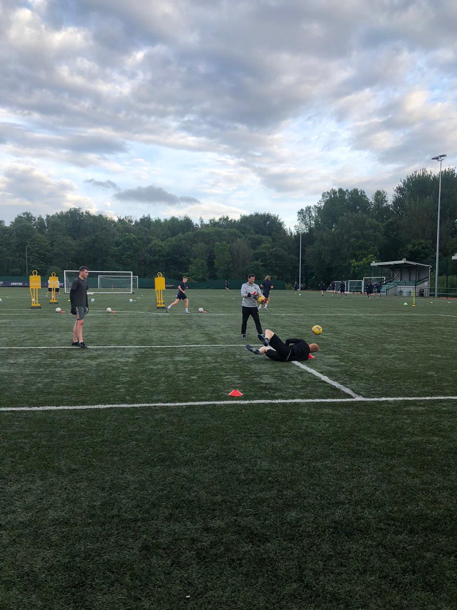 AcademyBraves's tweet image. 𝗔𝗰𝗮𝗱𝗲𝗺𝘆 𝗣𝗮𝘁𝗵𝘄𝗮𝘆𝘀

2 of the current 06 squad down enjoying preseason training with the 1st team last night 👏🏽

#RealPathway #HardWorkPaysOff 

#RespectAll | #FearNone |

DL the App 📲👉🏼 onelink.to/3n3q6r 
#JoinTheBraves