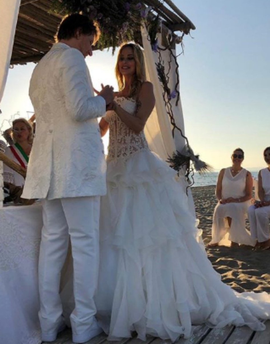 nevermai_'s tweet photo. Buon anniversario di matrimonio a Simone e a Stefy 💖
Vi auguro che l'amore profondo che vi lega e la gioia negli occhi di quel giorno possano accompagnarvi per sempre 💞
FA VO LO SI i #gianlorenzando ✨
#orlandera https://t.co/HYzobUtoYE