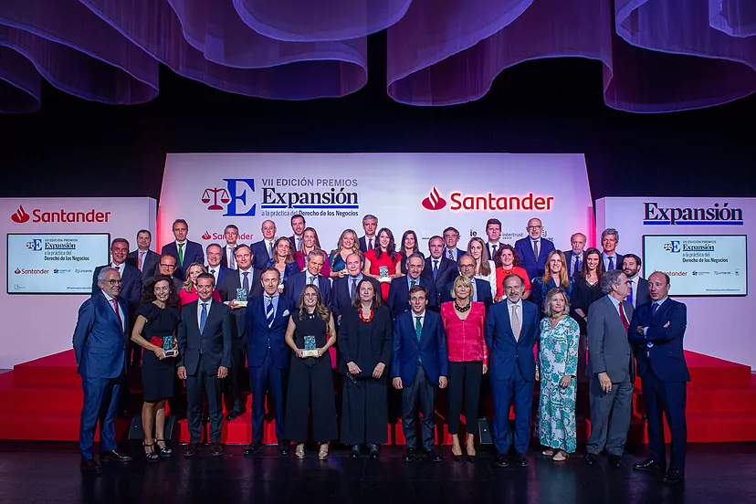 eugenianavarros's tweet photo. 🟪¡Enhorabuena a los ganadores de la séptima edición de los Premios @exp_juridico a la Excelencia en la Práctica del Derecho de los Negocios! 👏👏
🔗https://t.co/fkKHKiOZYy
#PremiosExpansion https://t.co/H1Izo30oCB