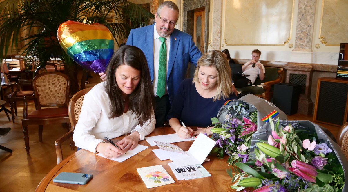 Endlich ist es soweit! Ab heute können gleichgeschlechtliche Paare in der Schweiz heiraten. ❤️🧡💛💚💙💜
Ihr musstet lange auf gleiche Rechte warten. Wir wünschen euch nun alles Gute für bevorstehende Hochzeiten. Lasst es krachen! 🍾 #Ehefüralle 1/2