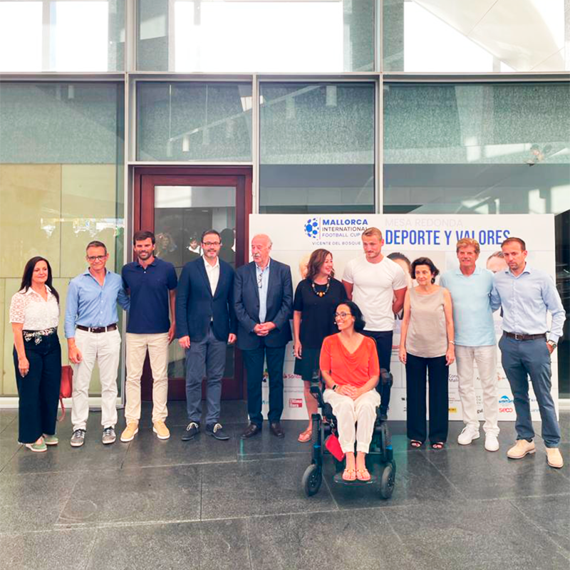 AudiCenterPalma's tweet photo. Ha sido un placer volver a colaborar con la Vicente del Bosque Football Academy en la mesa redonda DEPORTE Y VALORES junto a referentes mundiales como Vicente del Bosque, @teresa_perales y @MarcusCooperW.

#AudiCenterPalma https://t.co/yBundk6abt